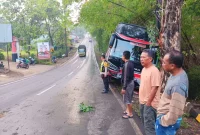 Bus yang terlibat kecelakaan di Desa Tanggulangin, Kecamatan Jatisrono, Wonogiri, Minggu (3/11/2024). (Dok. Camat Jatisrono)