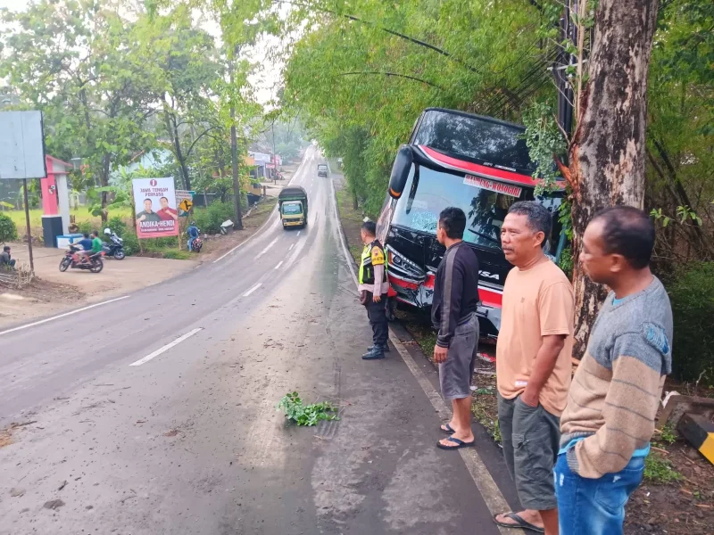 Bus yang terlibat kecelakaan di Desa Tanggulangin, Kecamatan Jatisrono, Wonogiri, Minggu (3/11/2024). (Dok. Camat Jatisrono)