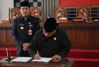 Penandatanganan Nota Kesepakatan KUA dan PPAS TA. 2025 oleh Ketua DPRD Wonogiri Sriyono. (Dok. DPRD Wonogiri)