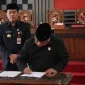 Penandatanganan Nota Kesepakatan KUA dan PPAS TA. 2025 oleh Ketua DPRD Wonogiri Sriyono. (Dok. DPRD Wonogiri)