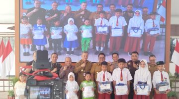 Bupati Wonogiri Serahkan Simbolis Bantuan Seragam Gratis
